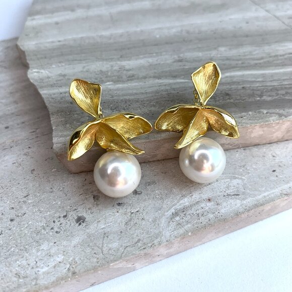 NEW ~ Anthropologie Shashi "Fiorina" Pearl Flower Earrings - Picture 6 of 13